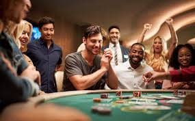Tampilan meja Lightning Roulette dengan pengganda elektronik di studio dealer langsung tgslot